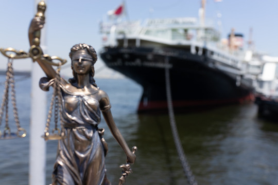 横浜、川崎、神奈川県、東京都を主要な活動拠点としている当行政書士・富樫眞一事務所は、第一に、廃棄物処理の許可取得、すなわち、産業廃棄物の許可取得及び一般廃棄物の許可取得、第二に、面倒な遺産相続手続の代理及び遺言作成のサポート、第三に薬局の開設許可を含めた運営サポート等に関して、お客様の立場に立ち、責任を持って、仕事を請け負わせていただいております。全ての業務に関して、代表の富樫行政書士が、お客様と直接相談し、納得頂いた内容について迅速・丁寧に対応いたします。代表の富樫行政書士は、国（環境省）及び地方自治体（川崎市）で長年、廃棄物行政を担当したスペシャリストであり、環境部門の技術士、薬学博士の資格を有し、廃棄物が環境に与える影響を科学的に考慮できる素養を併せ持ち、他の廃棄物業者との差別化を図る様々な提案と共に、許可取得後、次の新たな飛躍への提案もいたします。相続については、長年、研修を継続しながら実務経験も有しております。薬局運営サポートに関しては、同じ薬剤師としての立場から、地域の健康拠点作りを様々な観点から、様々なアイデアを提案し、全力でサポートします。廃棄物の許可取得業務、遺産相続業務、薬局運営業務は、正に真のスペシャリストとして、お客様の本位で、次の飛躍、新たな活動へ向け、有益な助言も併せてさせていただております。行政書士・富樫眞一代表は、誠実・信頼・安心を第一とし、お客様本位で、受託した仕事を、責任をもって対応いたします。定期的な報告とお客様との次の動きに向けた話し合いを欠かしません。この図は、そのような仕事に対する真摯な態度を表象した図です。