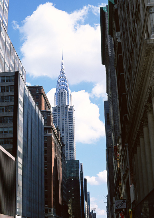 横浜、川崎、神奈川県、東京都を主要な活動拠点としている当行政書士・富樫眞一事務所は、第一に、廃棄物処理の許可取得、すなわち、産業廃棄物の許可取得及び一般廃棄物の許可取得、第二に、面倒な遺産相続手続の代理及び遺言作成のサポート、第三に薬局の開設許可を含めた運営サポート等に関して、お客様の立場に立ち、責任を持って、仕事を請け負わせていただいております。全ての業務に関して、代表の富樫行政書士が、お客様と直接相談し、納得頂いた内容について迅速・丁寧に対応いたします。代表の富樫行政書士は、国（環境省）及び地方自治体（川崎市）で長年、廃棄物行政を担当したスペシャリストであり、環境部門の技術士、薬学博士の資格を有し、廃棄物が環境に与える影響を科学的に考慮できる素養を併せ持ち、他の廃棄物業者との差別化を図る様々な提案と共に、許可取得後、次の新たな飛躍への提案もいたします。相続については、長年、研修を継続しながら実務経験も有しております。薬局運営サポートに関しては、同じ薬剤師としての立場から、地域の健康拠点作りを様々な観点から、様々なアイデアを提案し、全力でサポートします。廃棄物の許可取得業務、遺産相続業務、薬局運営業務は、正に真のスペシャリストとして、お客様の本位で、次の飛躍、新たな活動へ向け、有益な助言も併せてさせていただております。行政書士・富樫眞一代表は、誠実・信頼・安心を第一とし、お客様本位で、受託した仕事を、責任をもって対応いたします。定期的な報告とお客様との次の動きに向けた話し合いを欠かしません。この図は、そのような仕事に対する真摯な態度を表象した図です。