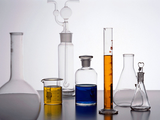 横浜、川崎、神奈川県、東京都を主要な活動拠点としている当行政書士・富樫眞一事務所は、第一に、廃棄物処理の許可取得、すなわち、産業廃棄物の許可取得及び一般廃棄物の許可取得、第二に、面倒な遺産相続手続の代理及び遺言作成のサポート、第三に薬局の開設許可を含めた運営サポート等に関して、お客様の立場に立ち、責任を持って、仕事を請け負わせていただいております。全ての業務に関して、代表の富樫行政書士が、お客様と直接相談し、納得頂いた内容について迅速・丁寧に対応いたします。代表の富樫行政書士は、国（環境省）及び地方自治体（川崎市）で長年、廃棄物行政を担当したスペシャリストであり、環境部門の技術士、薬学博士の資格を有し、廃棄物が環境に与える影響を科学的に考慮できる素養を併せ持ち、他の廃棄物業者との差別化を図る様々な提案と共に、許可取得後、次の新たな飛躍への提案もいたします。相続については、長年、研修を継続しながら実務経験も有しております。薬局運営サポートに関しては、同じ薬剤師としての立場から、地域の健康拠点作りを様々な観点から、様々なアイデアを提案し、全力でサポートします。廃棄物の許可取得業務、遺産相続業務、薬局運営業務は、正に真のスペシャリストとして、お客様の本位で、次の飛躍、新たな活動へ向け、有益な助言も併せてさせていただております。行政書士・富樫眞一代表は、誠実・信頼・安心を第一とし、お客様本位で、受託した仕事を、責任をもって対応いたします。定期的な報告とお客様との次の動きに向けた話し合いを欠かしません。この図は、そのような仕事に対する真摯な態度を表象した図です。