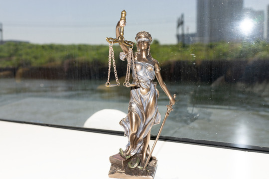 横浜、川崎、神奈川県、東京都を主要な活動拠点としている当行政書士・富樫眞一事務所は、第一に、廃棄物処理の許可取得、すなわち、産業廃棄物の許可取得及び一般廃棄物の許可取得、第二に、面倒な遺産相続手続の代理及び遺言作成のサポート、第三に薬局の開設許可を含めた運営サポート等に関して、お客様の立場に立ち、責任を持って、仕事を請け負わせていただいております。全ての業務に関して、代表の富樫行政書士が、お客様と直接相談し、納得頂いた内容について迅速・丁寧に対応いたします。代表の富樫行政書士は、国（環境省）及び地方自治体（川崎市）で長年、廃棄物行政を担当したスペシャリストであり、環境部門の技術士、薬学博士の資格を有し、廃棄物が環境に与える影響を科学的に考慮できる素養を併せ持ち、他の廃棄物業者との差別化を図る様々な提案と共に、許可取得後、次の新たな飛躍への提案もいたします。相続については、長年、研修を継続しながら実務経験も有しております。薬局運営サポートに関しては、同じ薬剤師としての立場から、地域の健康拠点作りを様々な観点から、様々なアイデアを提案し、全力でサポートします。廃棄物の許可取得業務、遺産相続業務、薬局運営業務は、正に真のスペシャリストとして、お客様の本位で、次の飛躍、新たな活動へ向け、有益な助言も併せてさせていただております。行政書士・富樫眞一代表は、誠実・信頼・安心を第一とし、お客様本位で、受託した仕事を、責任をもって対応いたします。定期的な報告とお客様との次の動きに向けた話し合いを欠かしません。この図は、そのような仕事に対する真摯な態度を表象した図です。