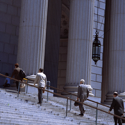 横浜、川崎、神奈川県、東京都を主要な活動拠点としている当行政書士・富樫眞一事務所は、第一に、廃棄物処理の許可取得、すなわち、産業廃棄物の許可取得及び一般廃棄物の許可取得、第二に、面倒な遺産相続手続の代理及び遺言作成のサポート、第三に薬局の開設許可を含めた運営サポート等に関して、お客様の立場に立ち、責任を持って、仕事を請け負わせていただいております。全ての業務に関して、代表の富樫行政書士が、お客様と直接相談し、納得頂いた内容について迅速・丁寧に対応いたします。代表の富樫行政書士は、国（環境省）及び地方自治体（川崎市）で長年、廃棄物行政を担当したスペシャリストであり、環境部門の技術士、薬学博士の資格を有し、廃棄物が環境に与える影響を科学的に考慮できる素養を併せ持ち、他の廃棄物業者との差別化を図る様々な提案と共に、許可取得後、次の新たな飛躍への提案もいたします。相続については、長年、研修を継続しながら実務経験も有しております。薬局運営サポートに関しては、同じ薬剤師としての立場から、地域の健康拠点作りを様々な観点から、様々なアイデアを提案し、全力でサポートします。廃棄物の許可取得業務、遺産相続業務、薬局運営業務は、正に真のスペシャリストとして、お客様の本位で、次の飛躍、新たな活動へ向け、有益な助言も併せてさせていただております。行政書士・富樫眞一代表は、誠実・信頼・安心を第一とし、お客様本位で、受託した仕事を、責任をもって対応いたします。定期的な報告とお客様との次の動きに向けた話し合いを欠かしません。この図は、そのような仕事に対する真摯な態度を表象した図です。