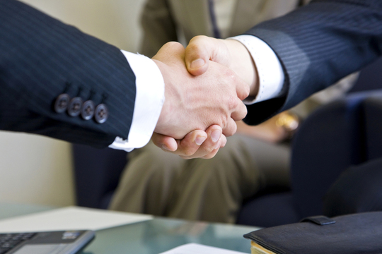 横浜、川崎、神奈川県、東京都を主要な活動拠点としている当行政書士・富樫眞一事務所は、第一に、廃棄物処理の許可取得、すなわち、産業廃棄物の許可取得及び一般廃棄物の許可取得、第二に、面倒な遺産相続手続の代理及び遺言作成のサポート、第三に薬局の開設許可を含めた運営サポート等に関して、お客様の立場に立ち、責任を持って、仕事を請け負わせていただいております。全ての業務に関して、代表の富樫行政書士が、お客様と直接相談し、納得頂いた内容について迅速・丁寧に対応いたします。代表の富樫行政書士は、国（環境省）及び地方自治体（川崎市）で長年、廃棄物行政を担当したスペシャリストであり、環境部門の技術士、薬学博士の資格を有し、廃棄物が環境に与える影響を科学的に考慮できる素養を併せ持ち、他の廃棄物業者との差別化を図る様々な提案と共に、許可取得後、次の新たな飛躍への提案もいたします。相続については、長年、研修を継続しながら実務経験も有しております。薬局運営サポートに関しては、同じ薬剤師としての立場から、地域の健康拠点作りを様々な観点から、様々なアイデアを提案し、全力でサポートします。廃棄物の許可取得業務、遺産相続業務、薬局運営業務は、正に真のスペシャリストとして、お客様の本位で、次の飛躍、新たな活動へ向け、有益な助言も併せてさせていただております。行政書士・富樫眞一代表は、誠実・信頼・安心を第一とし、お客様本位で、受託した仕事を、責任をもって対応いたします。定期的な報告とお客様との次の動きに向けた話し合いを欠かしません。この図は、そのような仕事に対する真摯な態度を表象した図です。