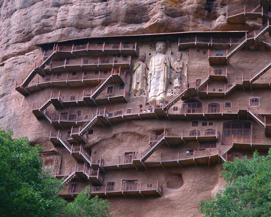 横浜、川崎、神奈川県、東京都を主要な活動拠点としている当行政書士・富樫眞一事務所は、第一に、廃棄物処理の許可取得、すなわち、産業廃棄物の許可取得及び一般廃棄物の許可取得、第二に、面倒な遺産相続手続の代理及び遺言作成のサポート、第三に薬局の開設許可を含めた運営サポート等に関して、お客様の立場に立ち、責任を持って、仕事を請け負わせていただいております。全ての業務に関して、代表の富樫行政書士が、お客様と直接相談し、納得頂いた内容について迅速・丁寧に対応いたします。代表の富樫行政書士は、国（環境省）及び地方自治体（川崎市）で長年、廃棄物行政を担当したスペシャリストであり、環境部門の技術士、薬学博士の資格を有し、廃棄物が環境に与える影響を科学的に考慮できる素養を併せ持ち、他の廃棄物業者との差別化を図る様々な提案と共に、許可取得後、次の新たな飛躍への提案もいたします。相続については、長年、研修を継続しながら実務経験も有しております。薬局運営サポートに関しては、同じ薬剤師としての立場から、地域の健康拠点作りを様々な観点から、様々なアイデアを提案し、全力でサポートします。廃棄物の許可取得業務、遺産相続業務、薬局運営業務は、正に真のスペシャリストとして、お客様の本位で、次の飛躍、新たな活動へ向け、有益な助言も併せてさせていただております。行政書士・富樫眞一代表は、誠実・信頼・安心を第一とし、お客様本位で、受託した仕事を、責任をもって対応いたします。定期的な報告とお客様との次の動きに向けた話し合いを欠かしません。この図は、そのような仕事に対する真摯な態度を表象した図です。