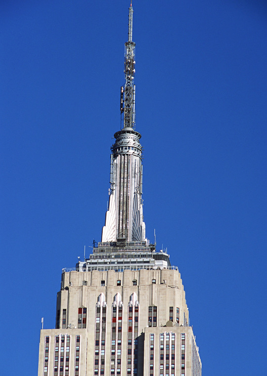 横浜、川崎、神奈川県、東京都を主要な活動拠点としている当行政書士・富樫眞一事務所は、第一に、廃棄物処理の許可取得、すなわち、産業廃棄物の許可取得及び一般廃棄物の許可取得、第二に、面倒な遺産相続手続の代理及び遺言作成のサポート、第三に薬局の開設許可を含めた運営サポート等に関して、お客様の立場に立ち、責任を持って、仕事を請け負わせていただいております。全ての業務に関して、代表の富樫行政書士が、お客様と直接相談し、納得頂いた内容について迅速・丁寧に対応いたします。代表の富樫行政書士は、国（環境省）及び地方自治体（川崎市）で長年、廃棄物行政を担当したスペシャリストであり、環境部門の技術士、薬学博士の資格を有し、廃棄物が環境に与える影響を科学的に考慮できる素養を併せ持ち、他の廃棄物業者との差別化を図る様々な提案と共に、許可取得後、次の新たな飛躍への提案もいたします。相続については、長年、研修を継続しながら実務経験も有しております。薬局運営サポートに関しては、同じ薬剤師としての立場から、地域の健康拠点作りを様々な観点から、様々なアイデアを提案し、全力でサポートします。廃棄物の許可取得業務、遺産相続業務、薬局運営業務は、正に真のスペシャリストとして、お客様の本位で、次の飛躍、新たな活動へ向け、有益な助言も併せてさせていただております。行政書士・富樫眞一代表は、誠実・信頼・安心を第一とし、お客様本位で、受託した仕事を、責任をもって対応いたします。定期的な報告とお客様との次の動きに向けた話し合いを欠かしません。この図は、そのような仕事に対する真摯な態度を表象した図です。
