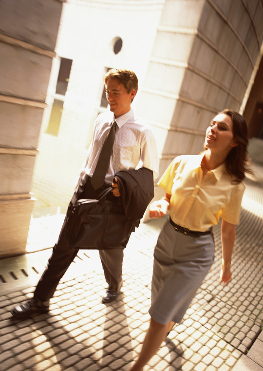 横浜、川崎、神奈川県、東京都を主要な活動拠点としている当行政書士・富樫眞一事務所は、第一に、廃棄物処理の許可取得、すなわち、産業廃棄物の許可取得及び一般廃棄物の許可取得、第二に、面倒な遺産相続手続の代理及び遺言作成のサポート、第三に薬局の開設許可を含めた運営サポート等に関して、お客様の立場に立ち、責任を持って、仕事を請け負わせていただいております。全ての業務に関して、代表の富樫行政書士が、お客様と直接相談し、納得頂いた内容について迅速・丁寧に対応いたします。代表の富樫行政書士は、国（環境省）及び地方自治体（川崎市）で長年、廃棄物行政を担当したスペシャリストであり、環境部門の技術士、薬学博士の資格を有し、廃棄物が環境に与える影響を科学的に考慮できる素養を併せ持ち、他の廃棄物業者との差別化を図る様々な提案と共に、許可取得後、次の新たな飛躍への提案もいたします。相続については、長年、研修を継続しながら実務経験も有しております。薬局運営サポートに関しては、同じ薬剤師としての立場から、地域の健康拠点作りを様々な観点から、様々なアイデアを提案し、全力でサポートします。廃棄物の許可取得業務、遺産相続業務、薬局運営業務は、正に真のスペシャリストとして、お客様の本位で、次の飛躍、新たな活動へ向け、有益な助言も併せてさせていただております。行政書士・富樫眞一代表は、誠実・信頼・安心を第一とし、お客様本位で、受託した仕事を、責任をもって対応いたします。定期的な報告とお客様との次の動きに向けた話し合いを欠かしません。この図は、そのような仕事に対する真摯な態度を表象した図です。