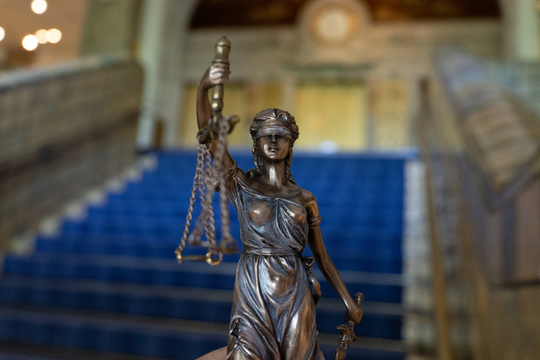 横浜、川崎、神奈川県、東京都を主要な活動拠点としている当行政書士・富樫眞一事務所は、第一に、廃棄物処理の許可取得、すなわち、産業廃棄物の許可取得及び一般廃棄物の許可取得、第二に、遺産相続のサポートを行っており、この図は、お客様の立場に立ち、責任を持って、仕事を請け負わせていただく固い意志を表象する図です。