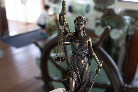 横浜、川崎、神奈川県、東京都を主要な活動拠点としている当行政書士・富樫眞一事務所は、第一に、廃棄物処理の許可取得、すなわち、産業廃棄物の許可取得及び一般廃棄物の許可取得、第二に、面倒な遺産相続手続の代理及び遺言作成のサポート、第三に薬局の開設許可を含めた運営サポート等に関して、お客様の立場に立ち、責任を持って、仕事を請け負わせていただいております。全ての業務に関して、代表の富樫行政書士が、お客様と直接相談し、納得頂いた内容について迅速・丁寧に対応いたします。代表の富樫行政書士は、国（環境省）及び地方自治体（川崎市）で長年、廃棄物行政を担当したスペシャリストであり、環境部門の技術士、薬学博士の資格を有し、廃棄物が環境に与える影響を科学的に考慮できる素養を併せ持ち、他の廃棄物業者との差別化を図る様々な提案と共に、許可取得後、次の新たな飛躍への提案もいたします。相続については、長年、研修を継続しながら実務経験も有しております。薬局運営サポートに関しては、同じ薬剤師としての立場から、地域の健康拠点作りを様々な観点から、様々なアイデアを提案し、全力でサポートします。廃棄物の許可取得業務、遺産相続業務、薬局運営業務は、正に真のスペシャリストとして、お客様の本位で、次の飛躍、新たな活動へ向け、有益な助言も併せてさせていただております。行政書士・富樫眞一代表は、誠実・信頼・安心を第一とし、お客様本位で、受託した仕事を、責任をもって対応いたします。定期的な報告とお客様との次の動きに向けた話し合いを欠かしません。この図は、そのような仕事に対する真摯な態度を表象した図です。