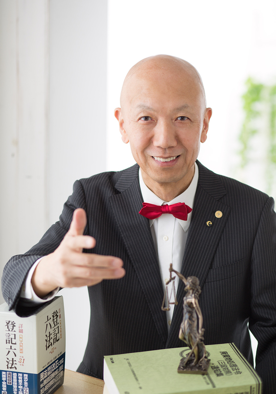 横浜、川崎、神奈川県、東京都を主要な活動拠点としている当行政書士・富樫眞一事務所は、第一に、廃棄物処理の許可取得、すなわち、産業廃棄物の許可取得及び一般廃棄物の許可取得、第二に、面倒な遺産相続手続の代理及び遺言作成のサポート、第三に薬局の開設許可を含めた運営サポート等に関して、お客様の立場に立ち、責任を持って、仕事を請け負わせていただいております。全ての業務に関して、代表の富樫行政書士が、お客様と直接相談し、納得頂いた内容について迅速・丁寧に対応いたします。代表の富樫行政書士は、国（環境省）及び地方自治体（川崎市）で長年、廃棄物行政を担当したスペシャリストであり、環境部門の技術士、薬学博士の資格を有し、廃棄物が環境に与える影響を科学的に考慮できる素養を併せ持ち、他の廃棄物業者との差別化を図る様々な提案と共に、許可取得後、次の新たな飛躍への提案もいたします。相続については、長年、研修を継続しながら実務経験も有しております。薬局運営サポートに関しては、同じ薬剤師としての立場から、地域の健康拠点作りを様々な観点から、様々なアイデアを提案し、全力でサポートします。廃棄物の許可取得業務、遺産相続業務、薬局運営業務は、正に真のスペシャリストとして、お客様の本位で、次の飛躍、新たな活動へ向け、有益な助言も併せてさせていただております。行政書士・富樫眞一代表は、誠実・信頼・安心を第一とし、お客様本位で、受託した仕事を、責任をもって対応いたします。定期的な報告とお客様との次の動きに向けた話し合いを欠かしません。この図は、そのような仕事に対する真摯な態度を表象した図です。