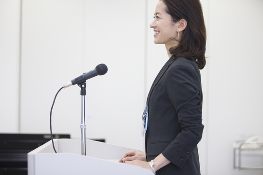 横浜、川崎、神奈川県、東京都を主要な活動拠点としている当行政書士・富樫眞一事務所は、第一に、廃棄物処理の許可取得、すなわち、産業廃棄物の許可取得及び一般廃棄物の許可取得、第二に、面倒な遺産相続手続の代理及び遺言作成のサポート、第三に薬局の開設許可を含めた運営サポート等に関して、お客様の立場に立ち、責任を持って、仕事を請け負わせていただいております。全ての業務に関して、代表の富樫行政書士が、お客様と直接相談し、納得頂いた内容について迅速・丁寧に対応いたします。代表の富樫行政書士は、国（環境省）及び地方自治体（川崎市）で長年、廃棄物行政を担当したスペシャリストであり、環境部門の技術士、薬学博士の資格を有し、廃棄物が環境に与える影響を科学的に考慮できる素養を併せ持ち、他の廃棄物業者との差別化を図る様々な提案と共に、許可取得後、次の新たな飛躍への提案もいたします。相続については、長年、研修を継続しながら実務経験も有しております。薬局運営サポートに関しては、同じ薬剤師としての立場から、地域の健康拠点作りを様々な観点から、様々なアイデアを提案し、全力でサポートします。廃棄物の許可取得業務、遺産相続業務、薬局運営業務は、正に真のスペシャリストとして、お客様の本位で、次の飛躍、新たな活動へ向け、有益な助言も併せてさせていただております。行政書士・富樫眞一代表は、誠実・信頼・安心を第一とし、お客様本位で、受託した仕事を、責任をもって対応いたします。定期的な報告とお客様との次の動きに向けた話し合いを欠かしません。この図は、そのような仕事に対する真摯な態度を表象した図です。