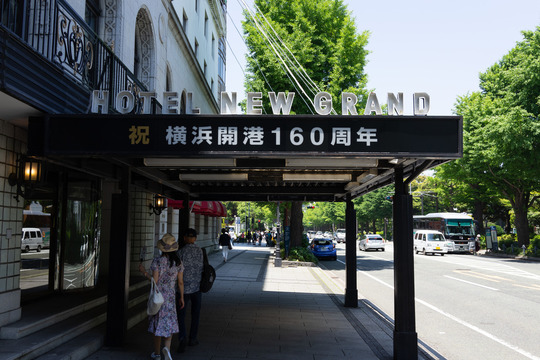 横浜、川崎、神奈川県、東京都を主要な活動拠点としている当行政書士・富樫眞一事務所は、第一に、廃棄物処理の許可取得、すなわち、産業廃棄物の許可取得及び一般廃棄物の許可取得、第二に、面倒な遺産相続手続の代理及び遺言作成のサポート、第三に薬局の開設許可を含めた運営サポート等に関して、お客様の立場に立ち、責任を持って、仕事を請け負わせていただいております。全ての業務に関して、代表の富樫行政書士が、お客様と直接相談し、納得頂いた内容について迅速・丁寧に対応いたします。代表の富樫行政書士は、国（環境省）及び地方自治体（川崎市）で長年、廃棄物行政を担当したスペシャリストであり、環境部門の技術士、薬学博士の資格を有し、廃棄物が環境に与える影響を科学的に考慮できる素養を併せ持ち、他の廃棄物業者との差別化を図る様々な提案と共に、許可取得後、次の新たな飛躍への提案もいたします。相続については、長年、研修を継続しながら実務経験も有しております。薬局運営サポートに関しては、同じ薬剤師としての立場から、地域の健康拠点作りを様々な観点から、様々なアイデアを提案し、全力でサポートします。廃棄物の許可取得業務、遺産相続業務、薬局運営業務は、正に真のスペシャリストとして、お客様の本位で、次の飛躍、新たな活動へ向け、有益な助言も併せてさせていただております。行政書士・富樫眞一代表は、誠実・信頼・安心を第一とし、お客様本位で、受託した仕事を、責任をもって対応いたします。定期的な報告とお客様との次の動きに向けた話し合いを欠かしません。この図は、そのような仕事に対する真摯な態度を表象した図です。