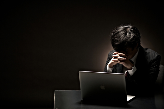 横浜、川崎、神奈川県、東京都を主要な活動拠点としている当行政書士・富樫眞一事務所は、第一に、廃棄物処理の許可取得、すなわち、産業廃棄物の許可取得及び一般廃棄物の許可取得、第二に、面倒な遺産相続手続の代理及び遺言作成のサポート、第三に薬局の開設許可を含めた運営サポート等に関して、お客様の立場に立ち、責任を持って、仕事を請け負わせていただいております。全ての業務に関して、代表の富樫行政書士が、お客様と直接相談し、納得頂いた内容について迅速・丁寧に対応いたします。代表の富樫行政書士は、国（環境省）及び地方自治体（川崎市）で長年、廃棄物行政を担当したスペシャリストであり、環境部門の技術士、薬学博士の資格を有し、廃棄物が環境に与える影響を科学的に考慮できる素養を併せ持ち、他の廃棄物業者との差別化を図る様々な提案と共に、許可取得後、次の新たな飛躍への提案もいたします。相続については、長年、研修を継続しながら実務経験も有しております。薬局運営サポートに関しては、同じ薬剤師としての立場から、地域の健康拠点作りを様々な観点から、様々なアイデアを提案し、全力でサポートします。廃棄物の許可取得業務、遺産相続業務、薬局運営業務は、正に真のスペシャリストとして、お客様の本位で、次の飛躍、新たな活動へ向け、有益な助言も併せてさせていただております。行政書士・富樫眞一代表は、誠実・信頼・安心を第一とし、お客様本位で、受託した仕事を、責任をもって対応いたします。定期的な報告とお客様との次の動きに向けた話し合いを欠かしません。この図は、そのような仕事に対する真摯な態度を表象した図です。